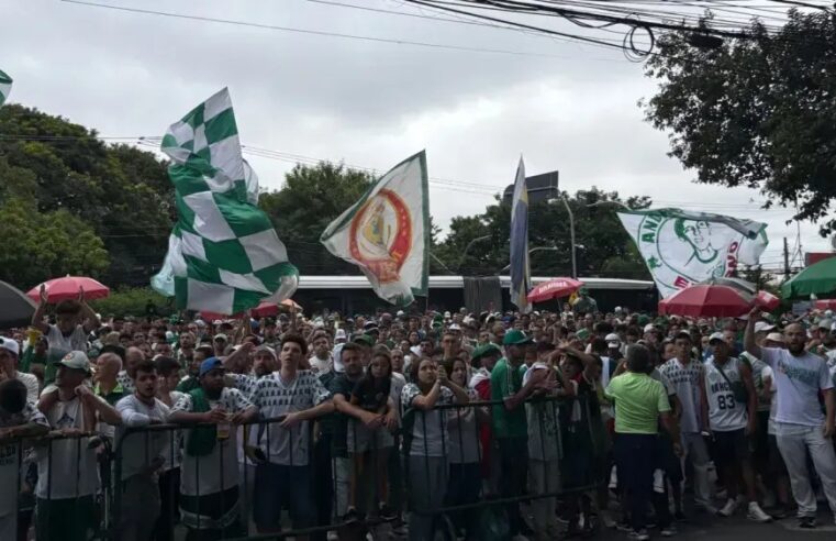 Apoio no CT: torcedores de Palmeiras e Corinthians empurram antes da final