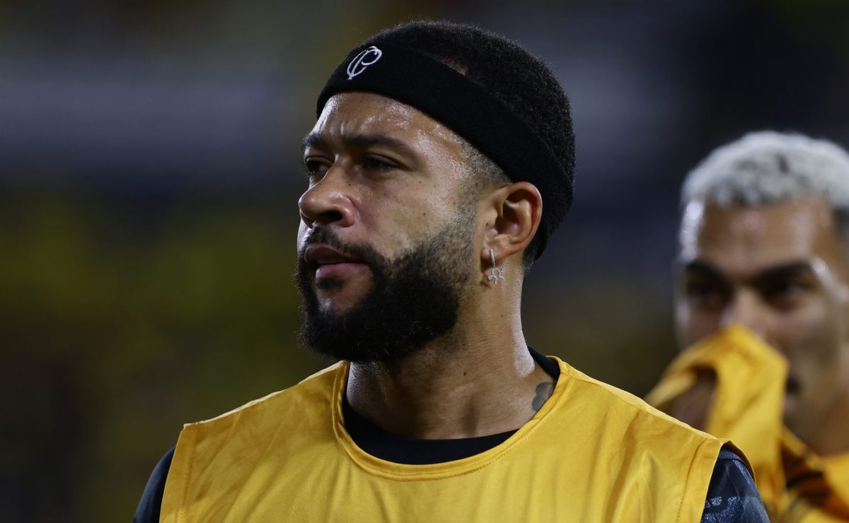 Depay é convocado pela Holanda mesmo com polêmicas no Corinthians
