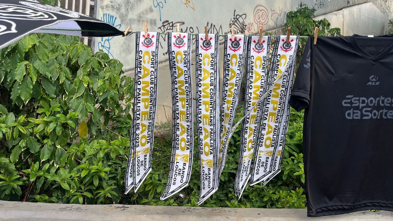 Faixas de Corinthians campeão são vendidas antes de final contra Palmeiras