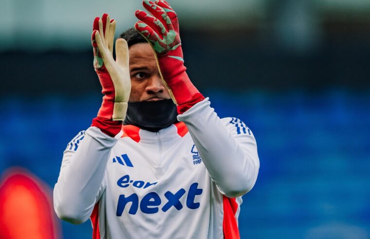 Goleiro Carlos Miguel comemora classificação à semi da Copa da Inglaterra