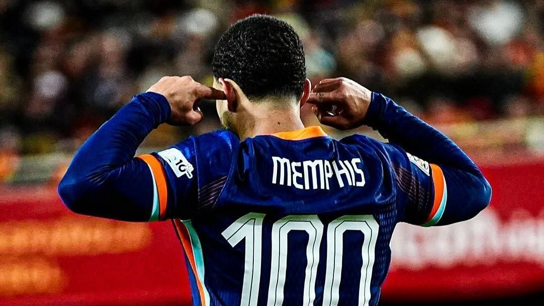 Memphis Depay recebe homenagem após completar 100 jogos pela Holanda; veja