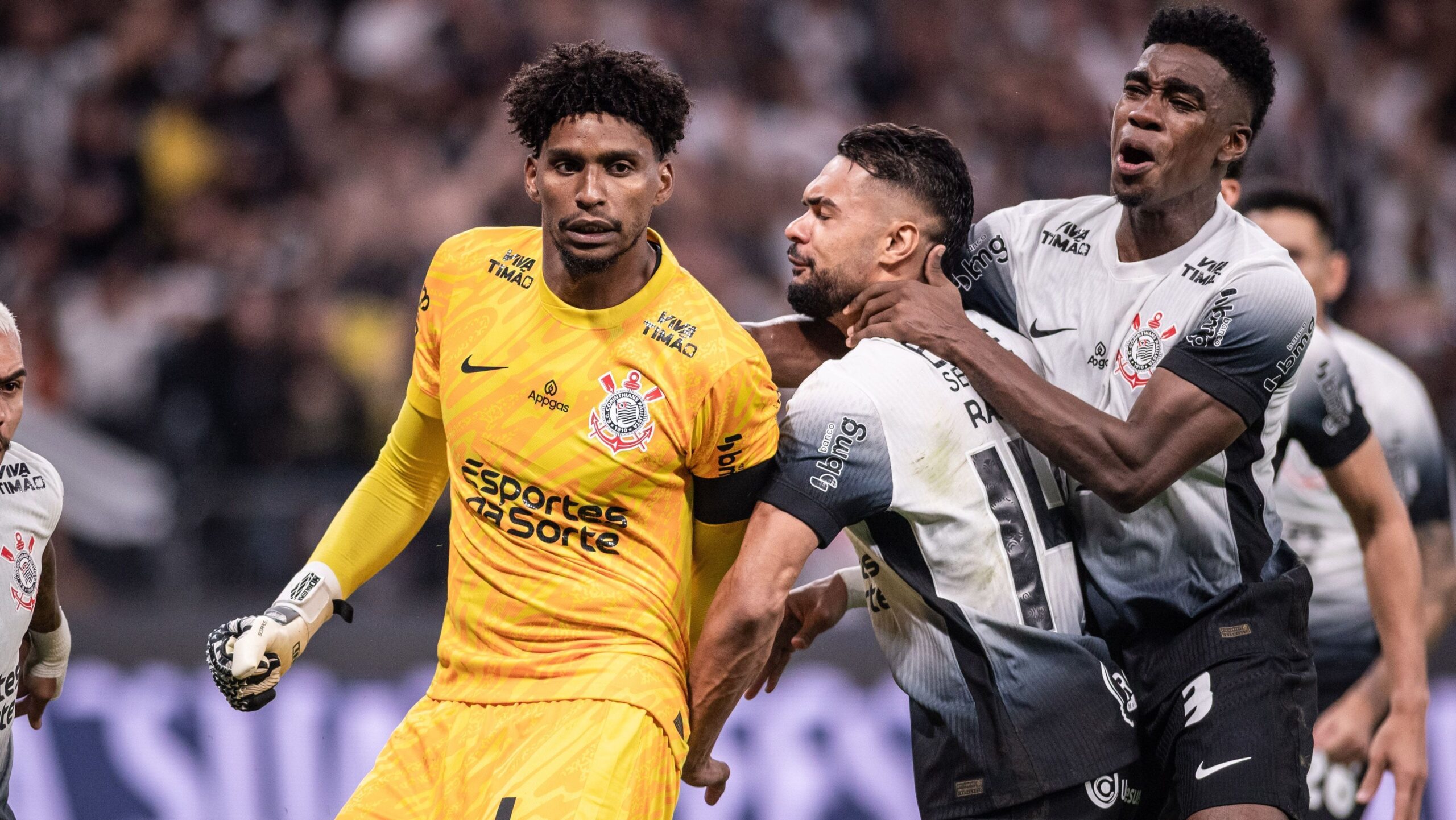Nas mãos de Hugo Souza, Corinthians bate Palmeiras e é campeão paulista
