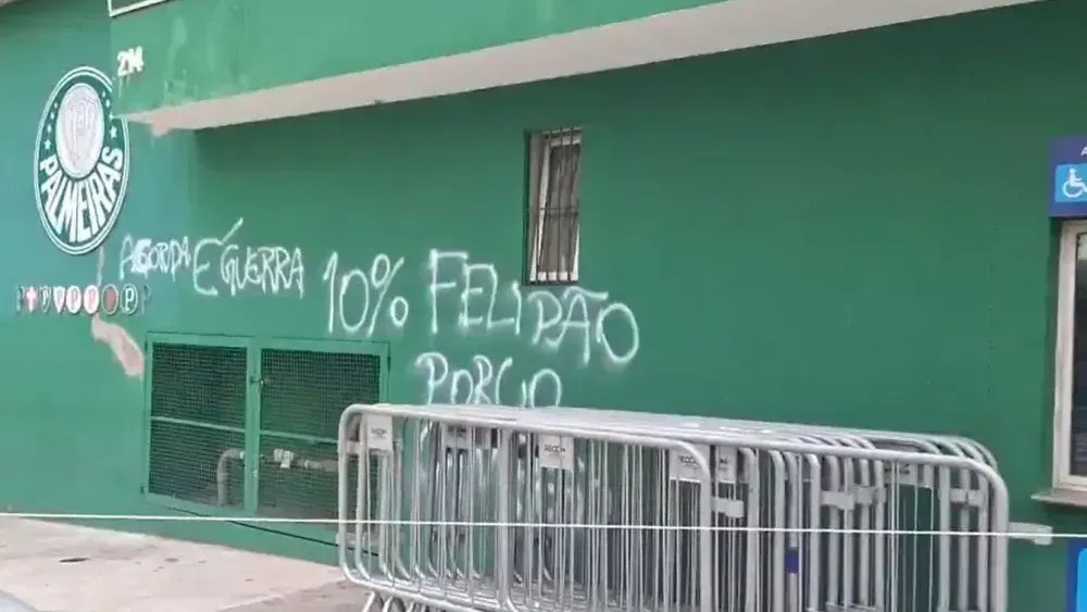 Sede do Palmeiras é pichada após derrota para o Corinthians: “É guerra“