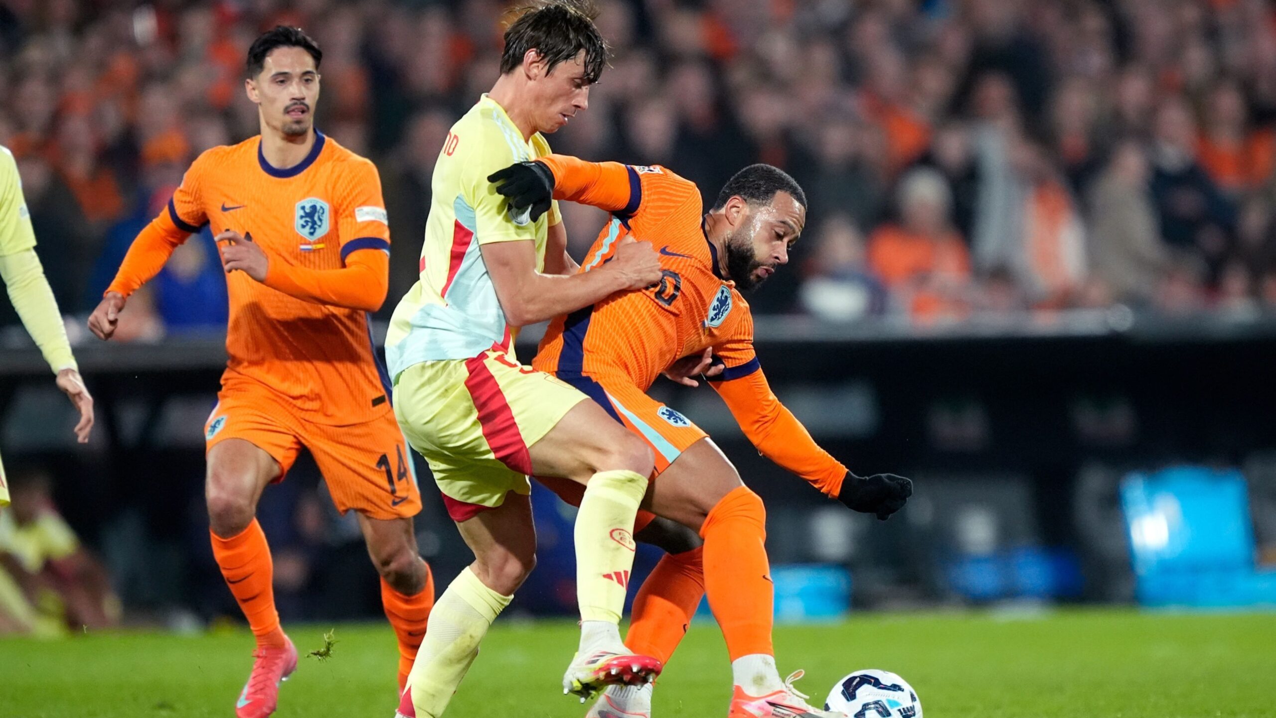 Seleção da Holanda agradece a Memphis Depay após volta contra Espanha