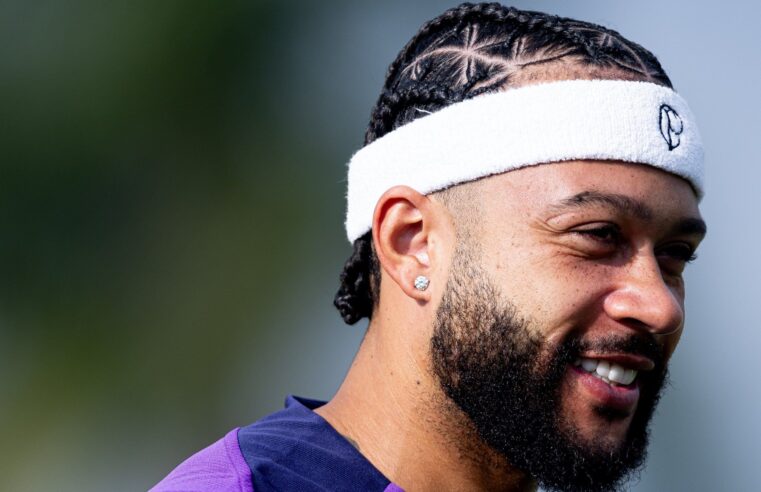 Volante do Corinthians revela bastidores do dia a dia com Memphis Depay