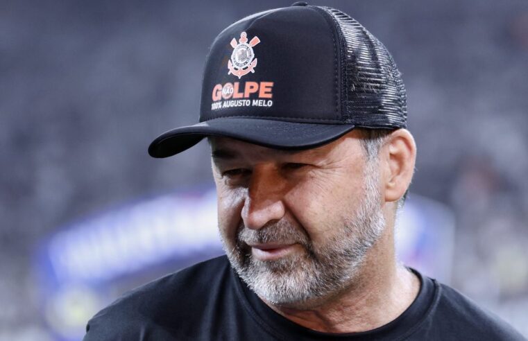 Augusto mira atacante para atuar com Carrillo e Romero