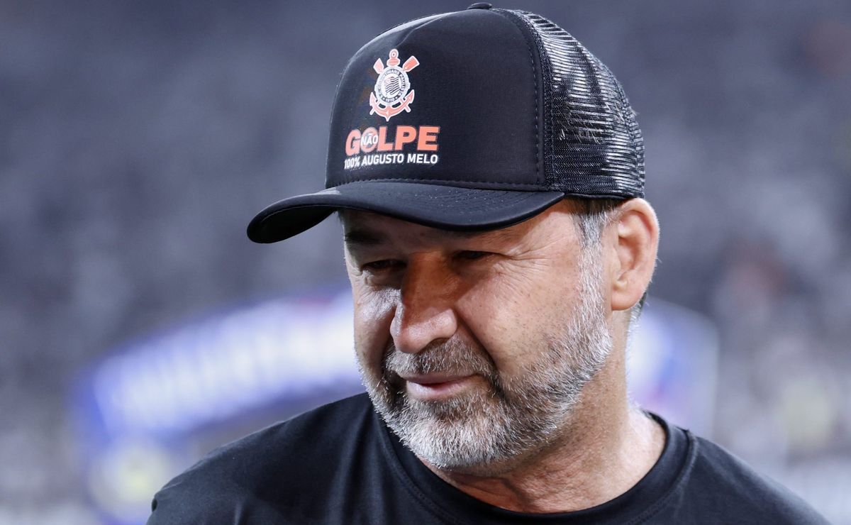 Augusto mira atacante para atuar com Carrillo e Romero