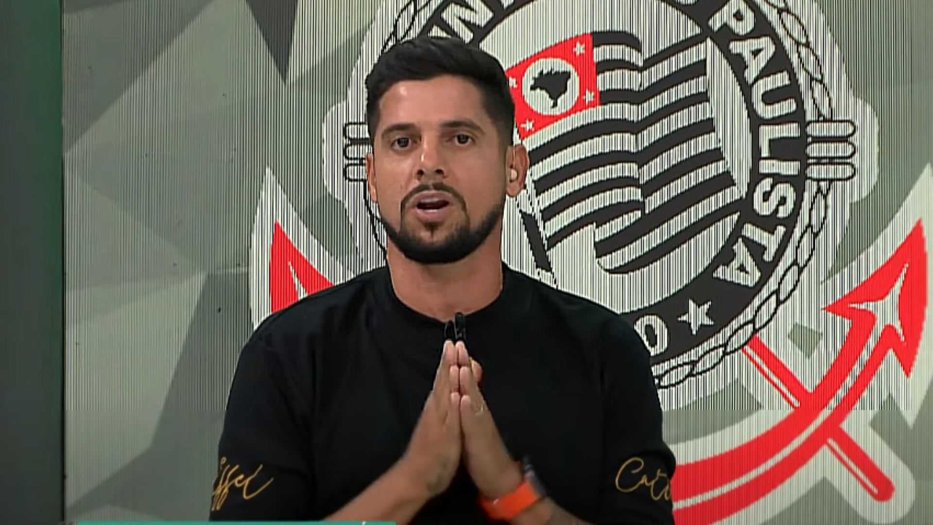 Cicinho aponta técnico “fraquinho” no futebol brasileiro