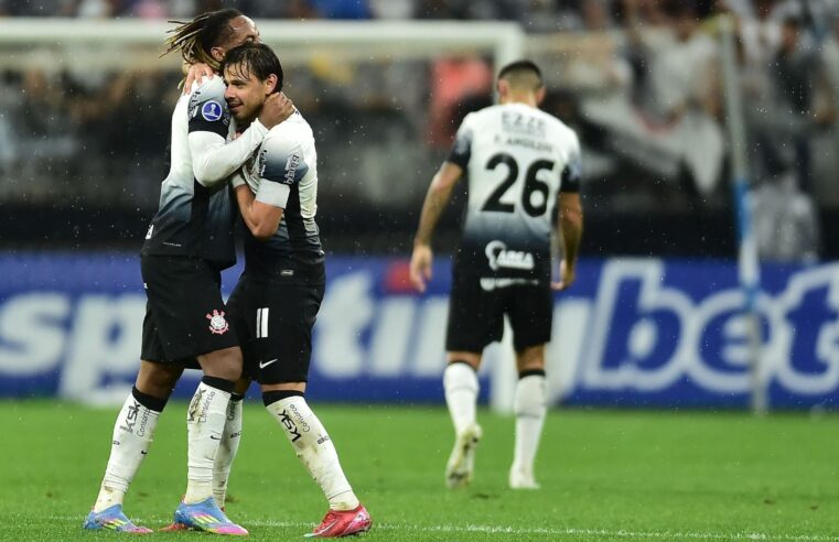 Corinthians 1 x 0 Racing-URU: veja os lances e a expulsão de Félix Torres