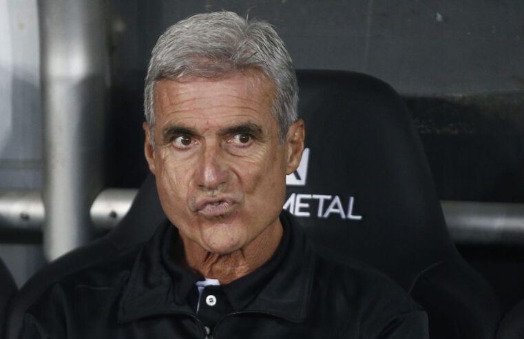 Corinthians encara o Racing e avança por Luis Castro
