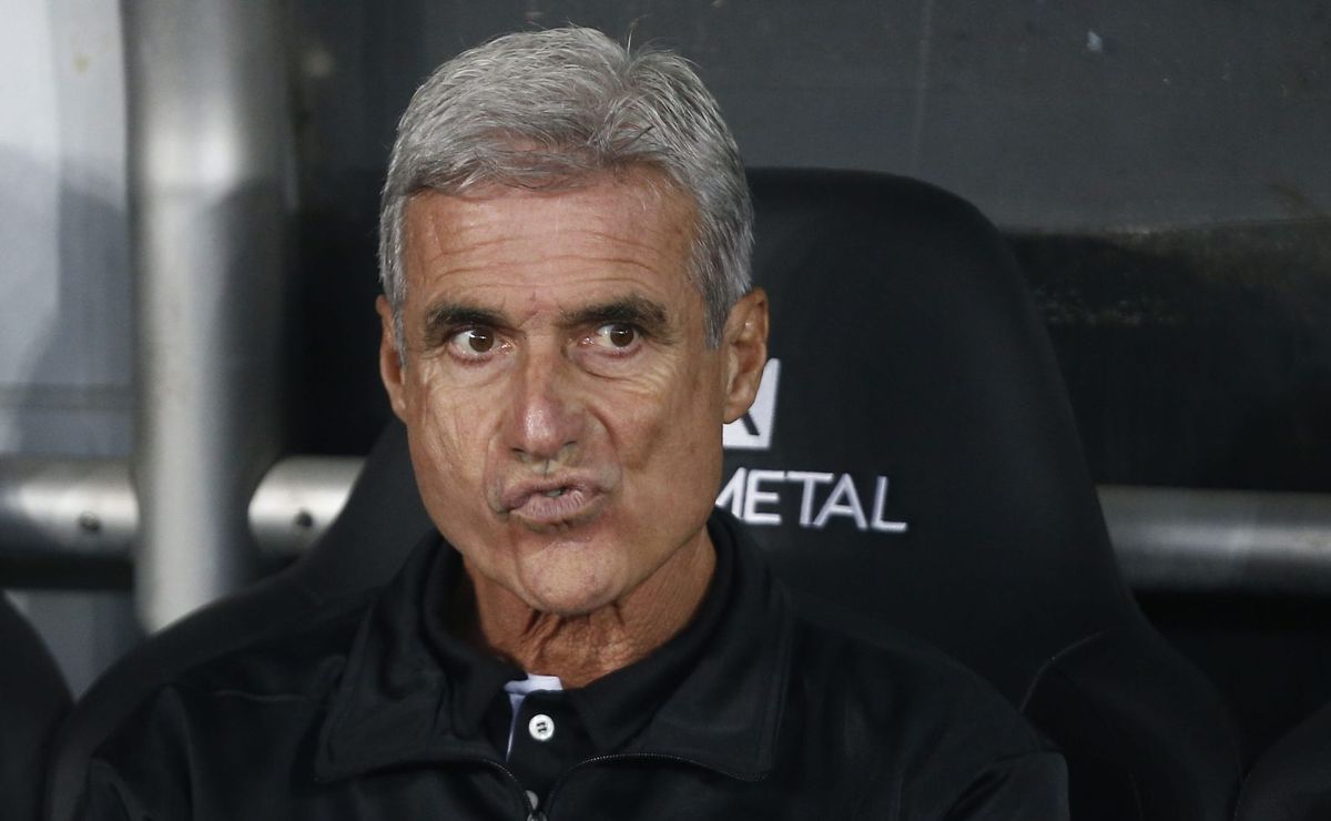 Corinthians encara o Racing e avança por Luis Castro