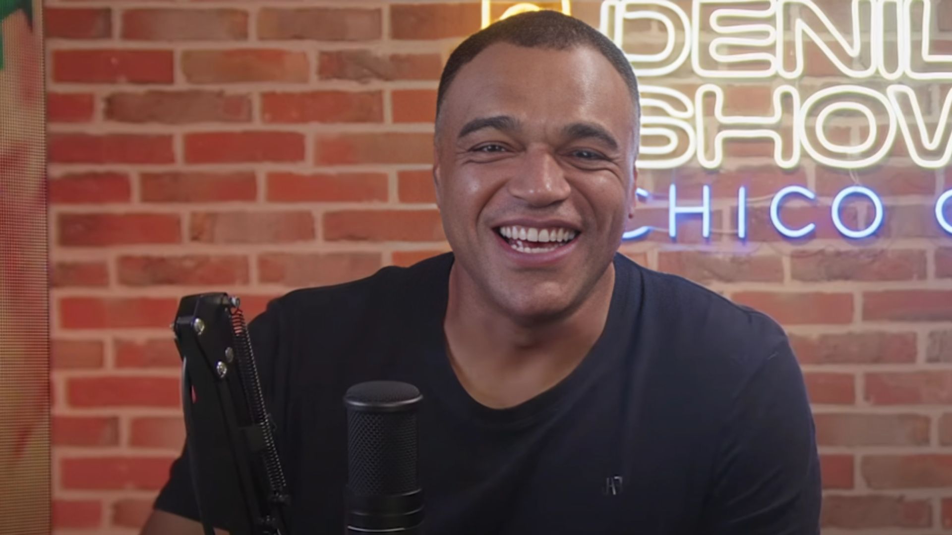 Denílson elege meia fora da curva no Brasil hoje: “Joga muito”