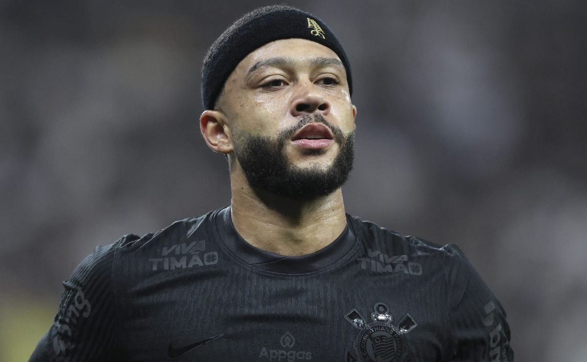 Depay defende Donelli e culpa defesa pelos gols sofridos