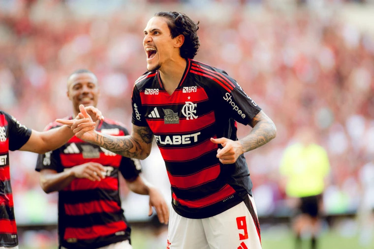 FLAMENGO VENCE O CORINTHIANS E ASSUME A LIDERANÇA
