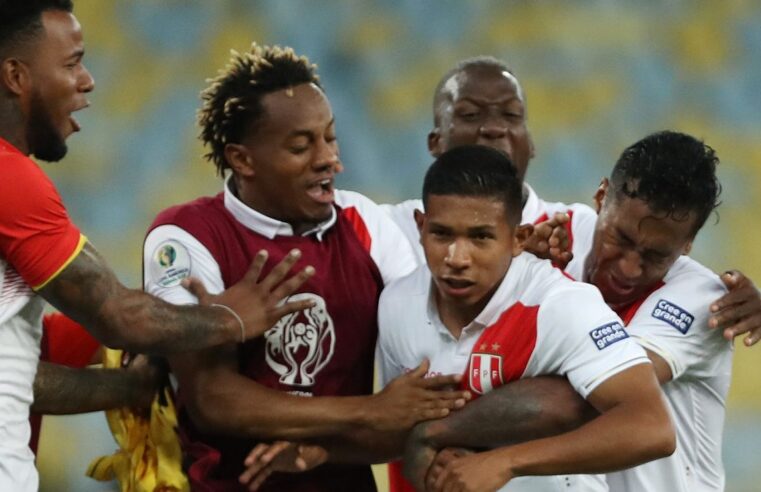 Fiel pede a contratação de Advíncula, companheiro de Carrillo