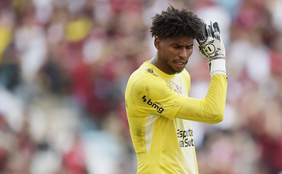 Hugo Souza reconhece erro e se espelha em Courtois
