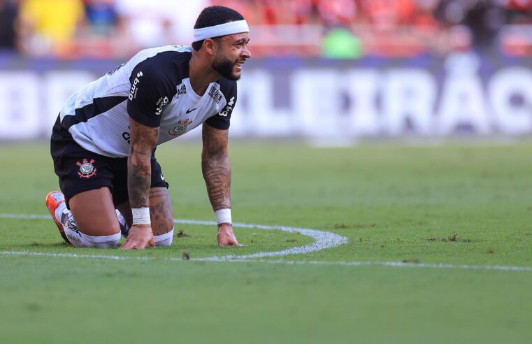Memphis Depay deixa Flamengo x Corinthians mancando e preocupa; veja