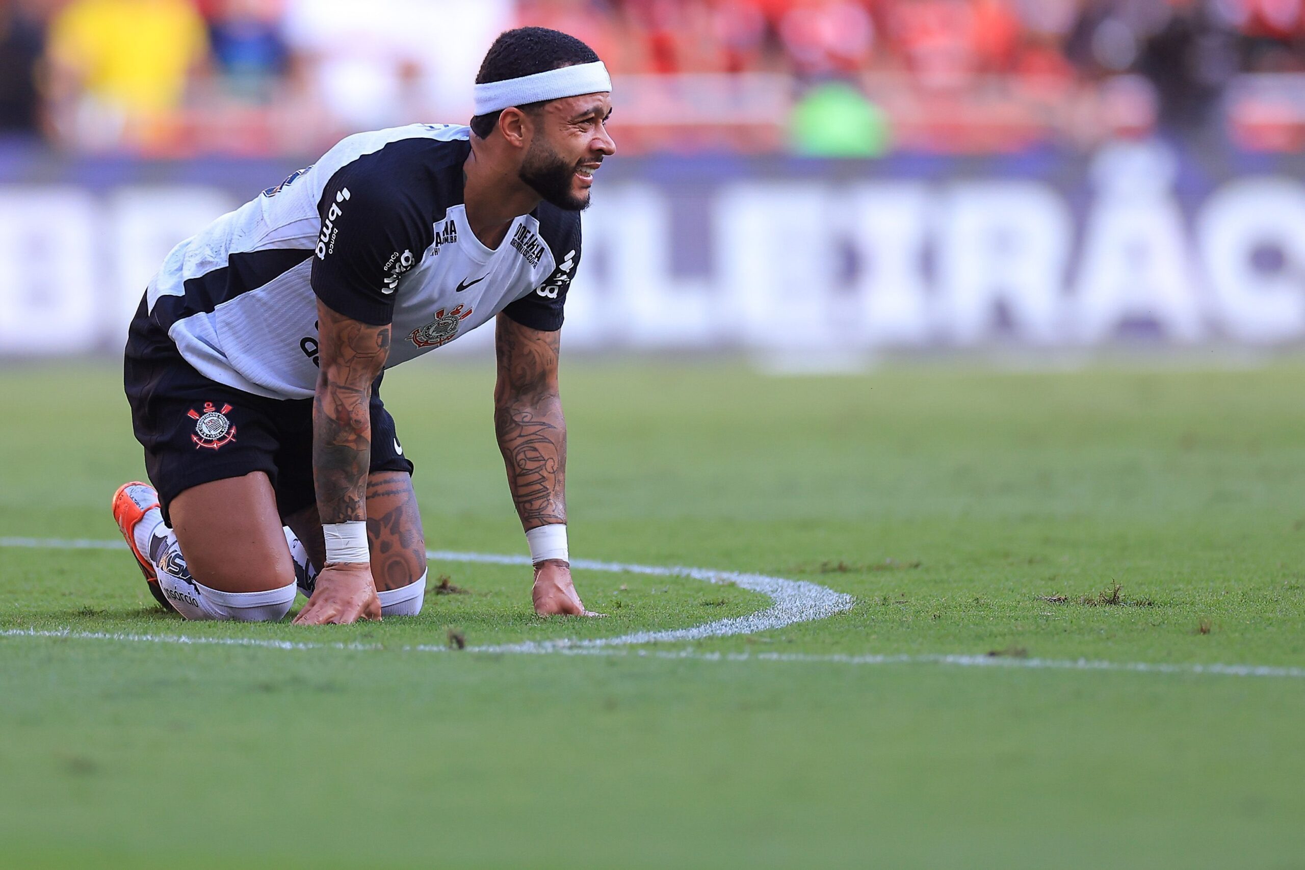 Memphis Depay deixa Flamengo x Corinthians mancando e preocupa; veja
