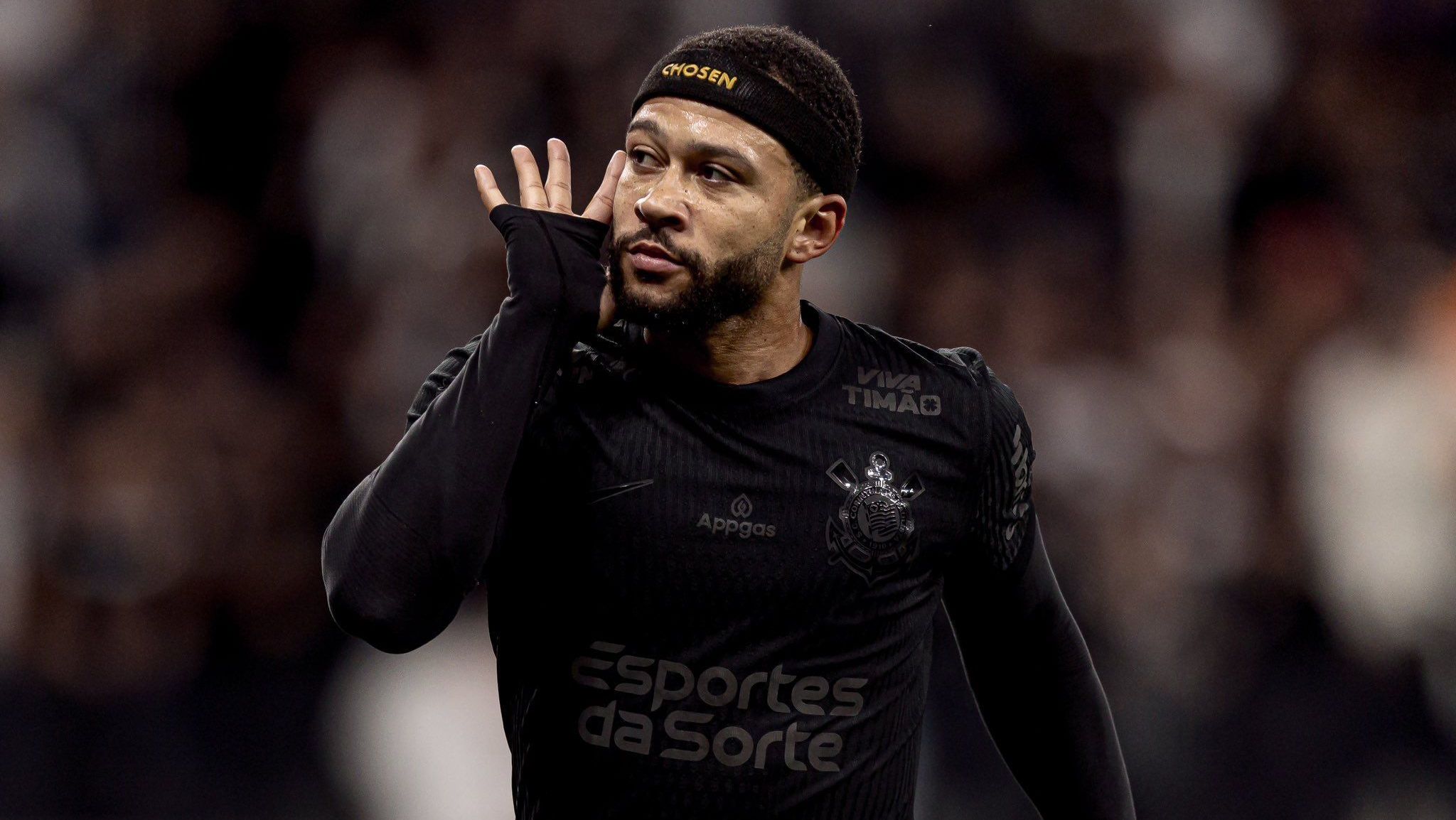 Memphis Depay detona VAR e punição por subir na bola