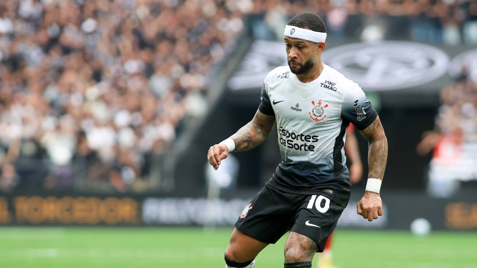 Memphis Depay faz ‘lista’ de técnicos para o time