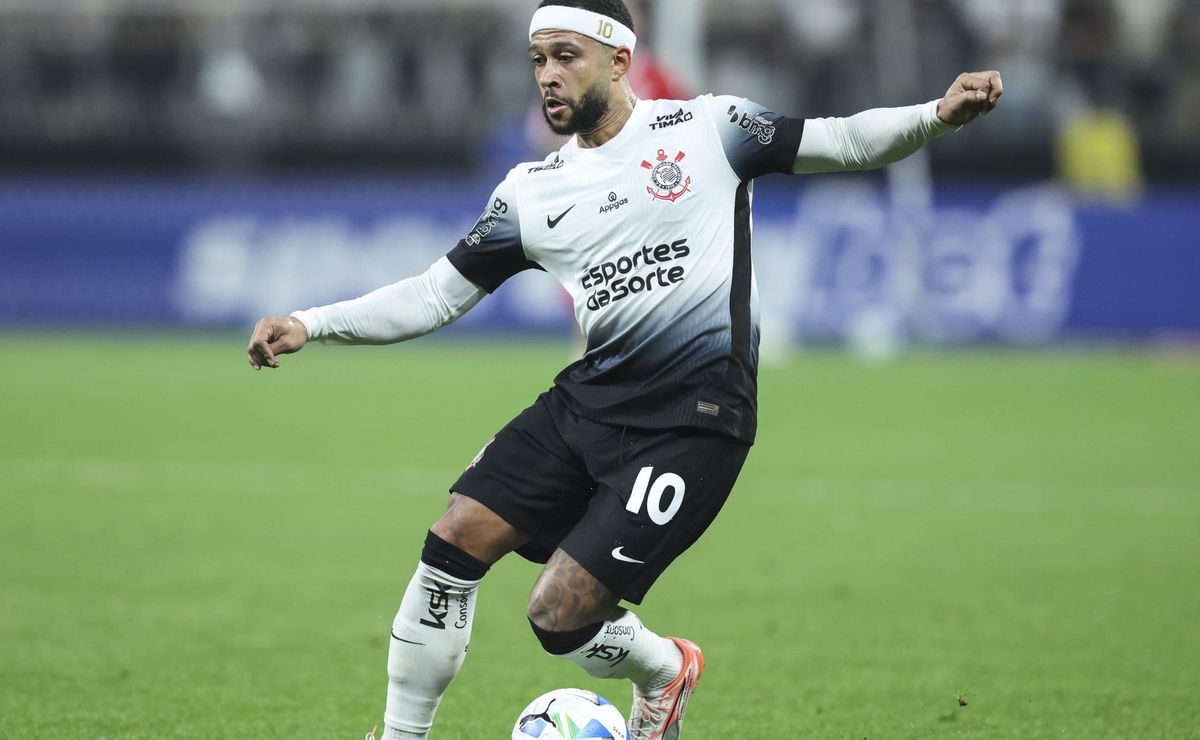 Memphis Depay tenta encerrar seca contra o Vasco pelo Brasileirão