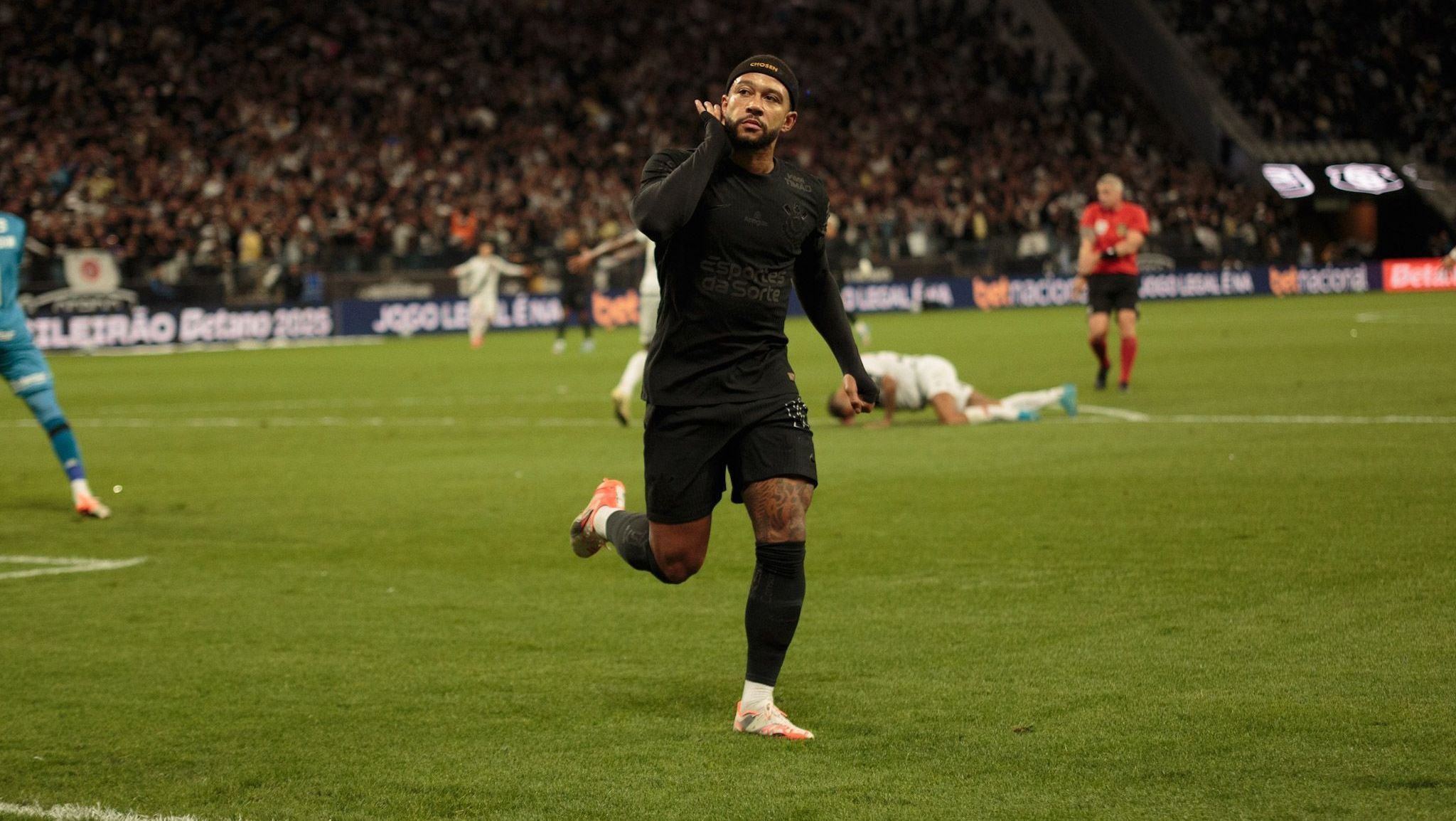 Memphis brilha, e Corinthians atropela “mistão” do Vasco no Brasileirão