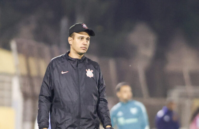 Piccinato sob pressão da torcida do Corinthians feminino