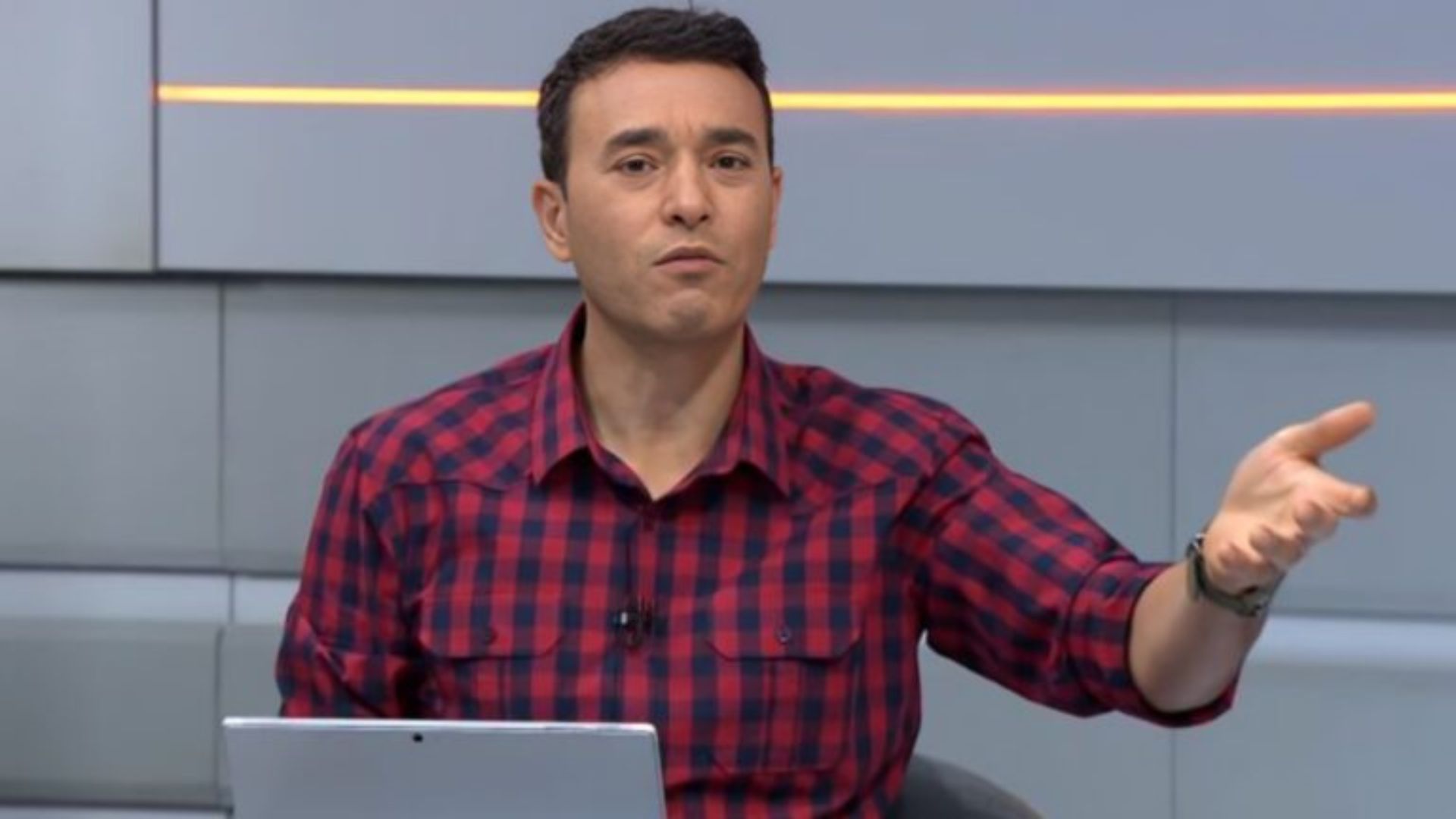 Rizek indica técnico que “boicota” jogadores da base no Brasil hoje