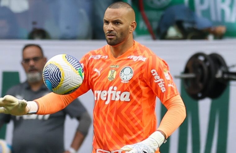 Sormani põe goleiro contestado acima de Weverton, do Palmeiras