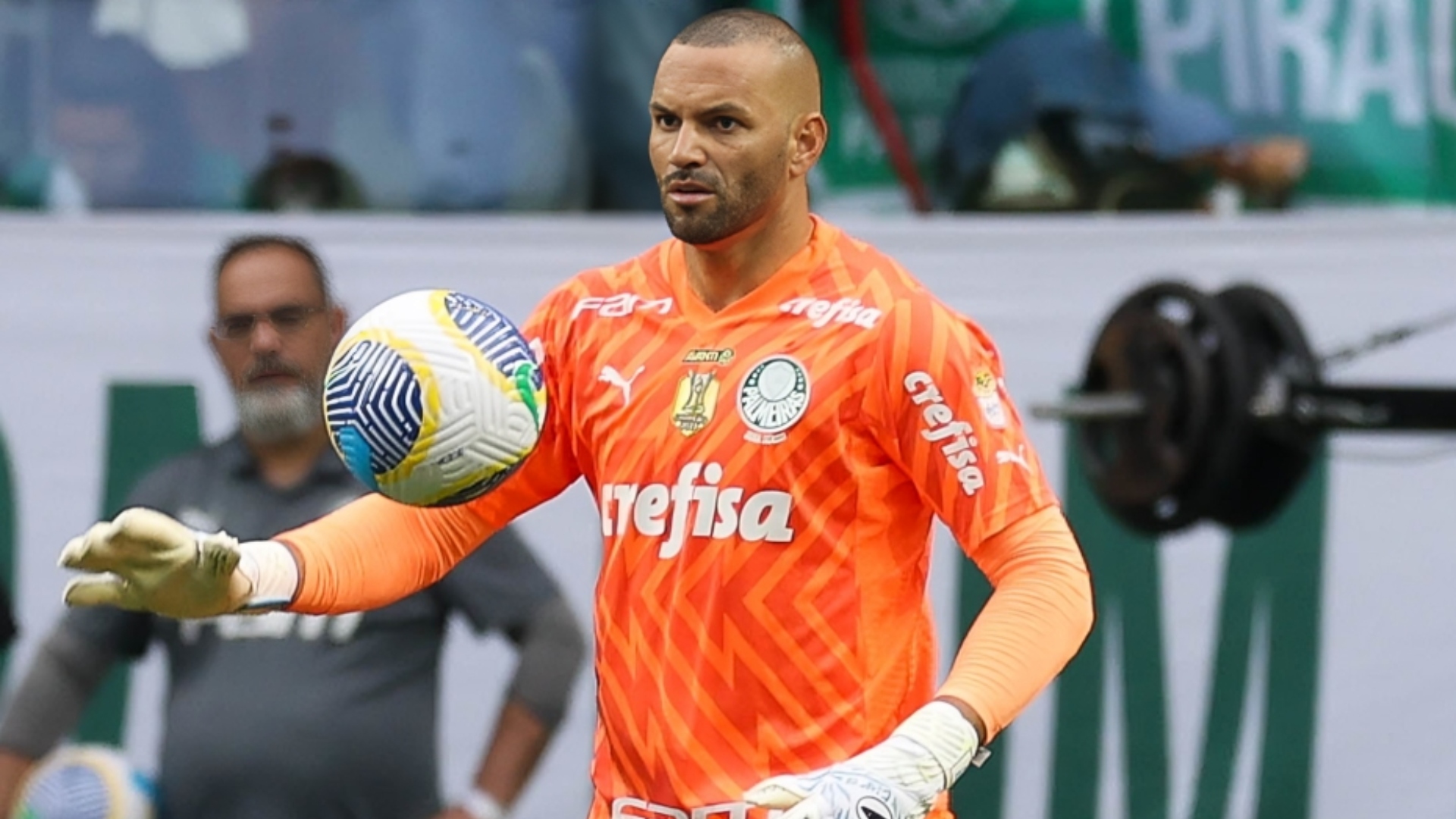 Sormani põe goleiro contestado acima de Weverton, do Palmeiras