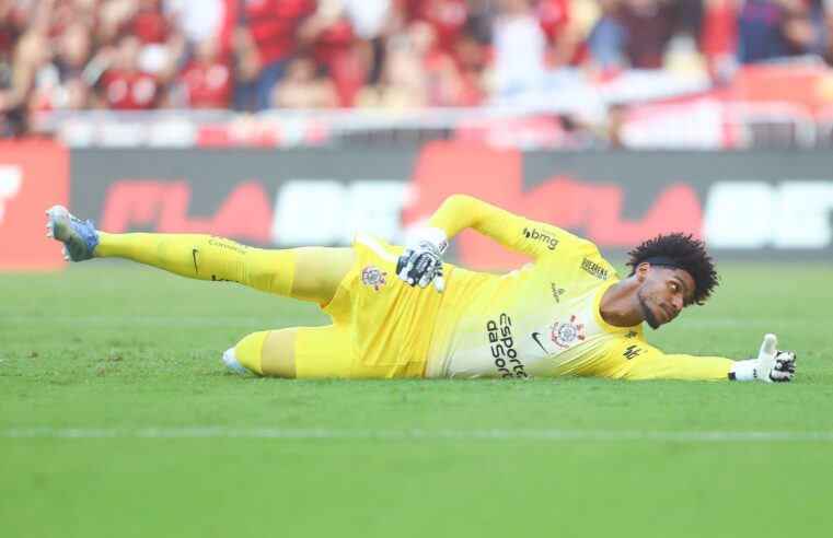 Torcida do Flamengo ironiza falha e grita nome de Hugo Souza; veja vídeo