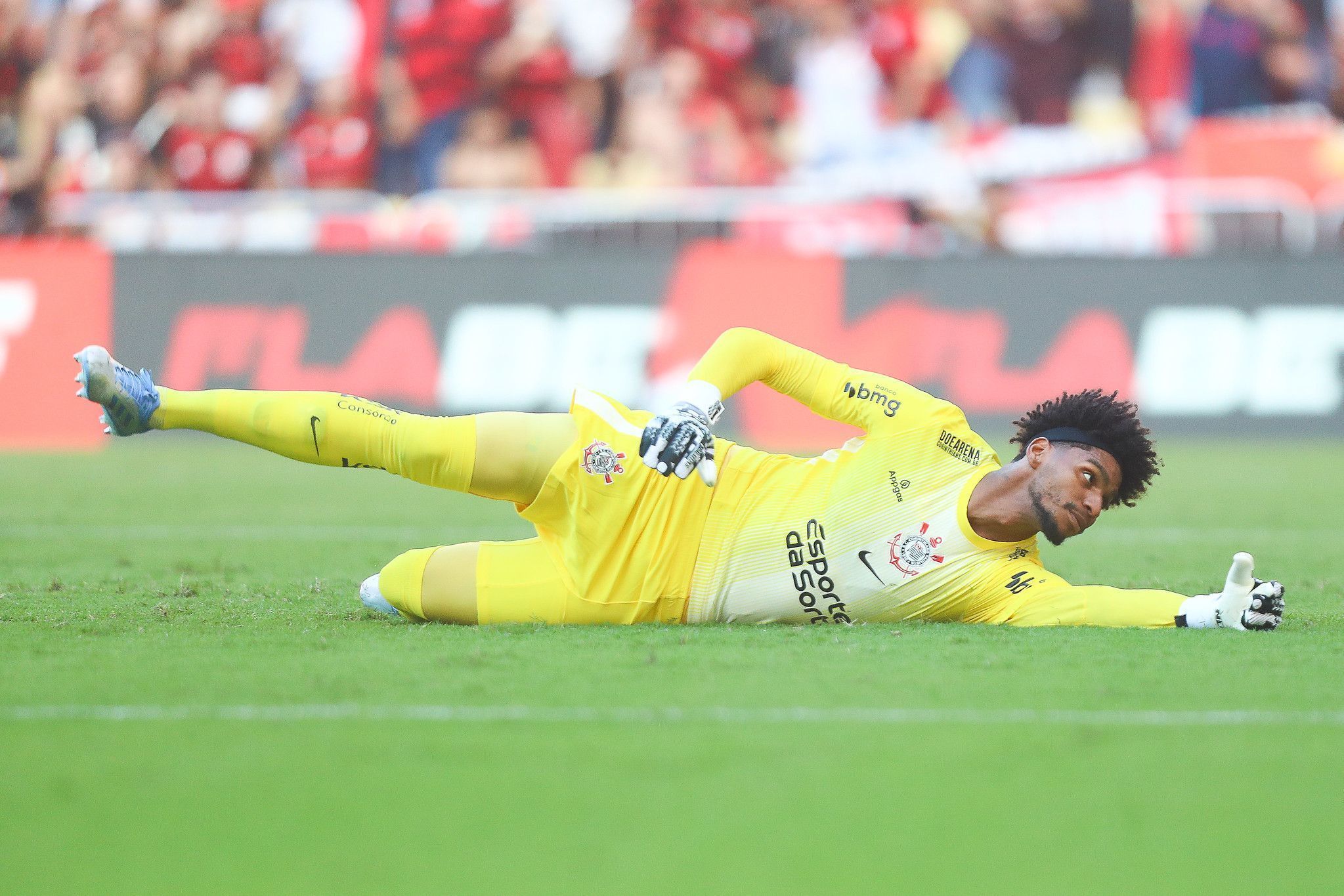 Torcida do Flamengo ironiza falha e grita nome de Hugo Souza; veja vídeo