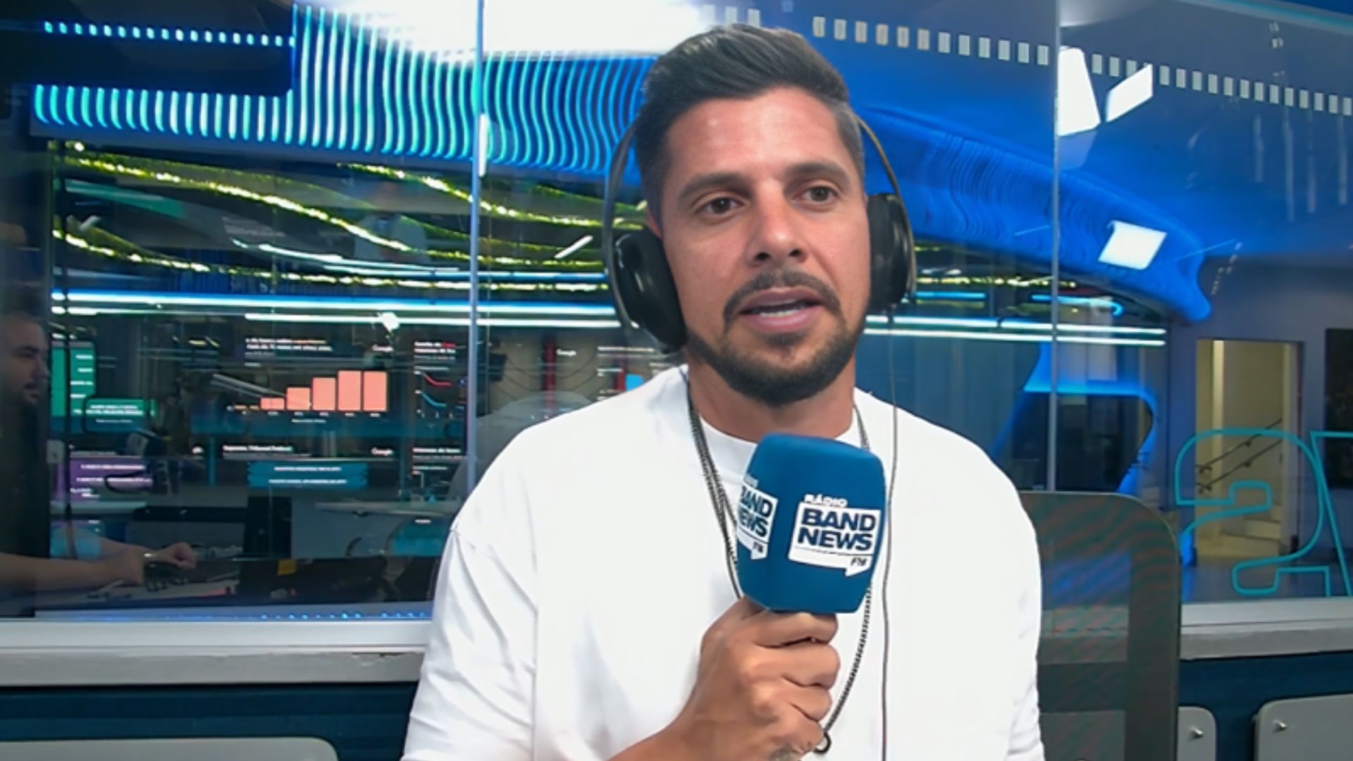 Cicinho sinaliza clube no Brasil à beira da falência