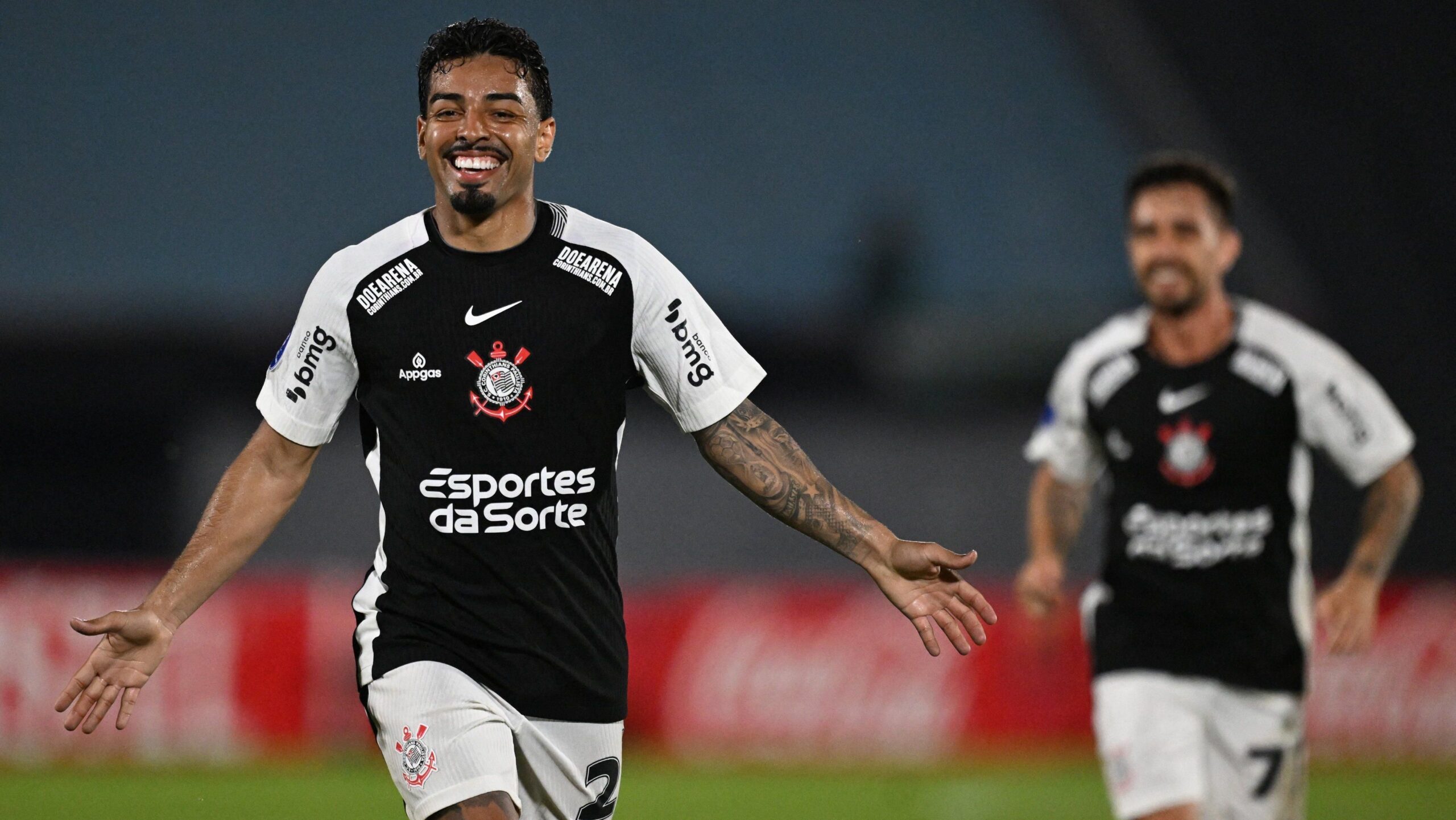 Corinthians vence Racing e entra na zona de classificação na Sul-Americana