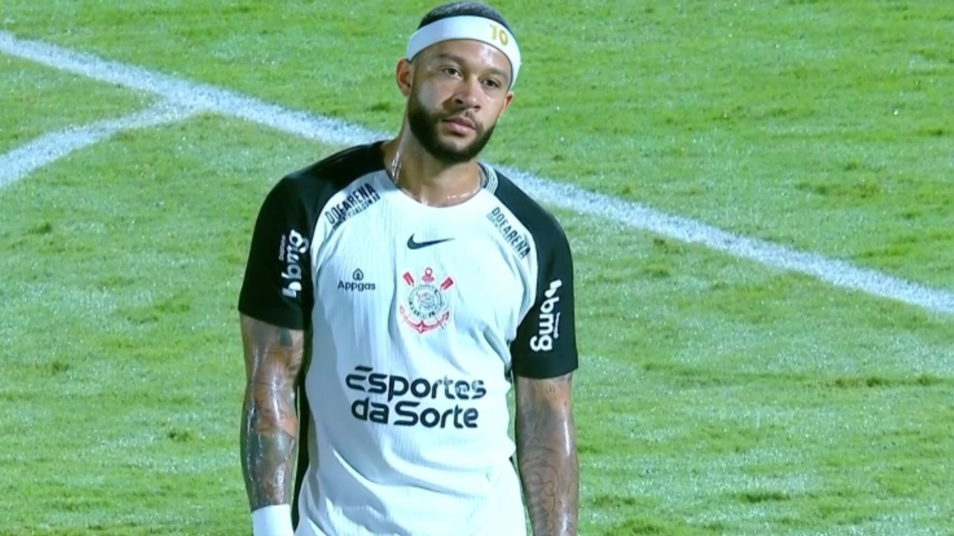 Depay perde pênalti e situação no Corinthians motiva “cornetada”