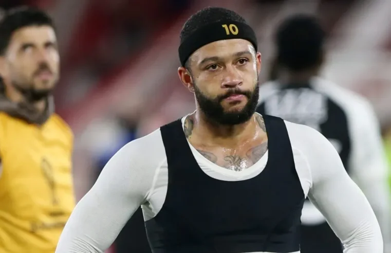 Depay vê o Corinthians sendo eliminado para o Huracán