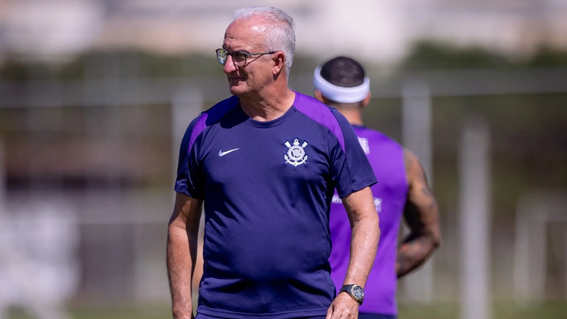 Dorival Júnior monitora jogadores da base em treino