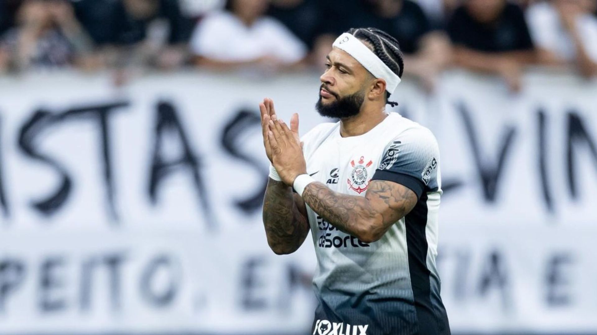 André Kfouri defende Memphis Depay e critica Augusto Melo no Corinthians