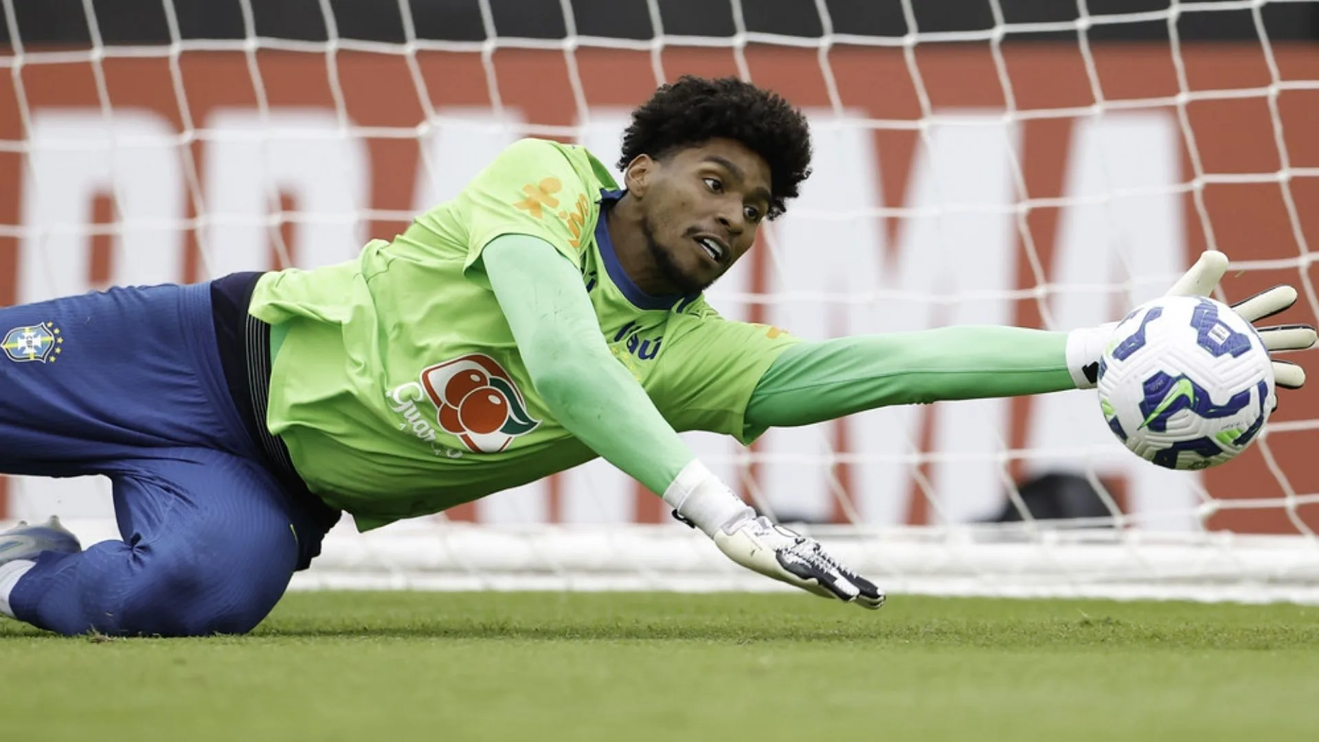 Caio Ribeiro compara Hugo Souza ao nível de Ederson e Alisson: