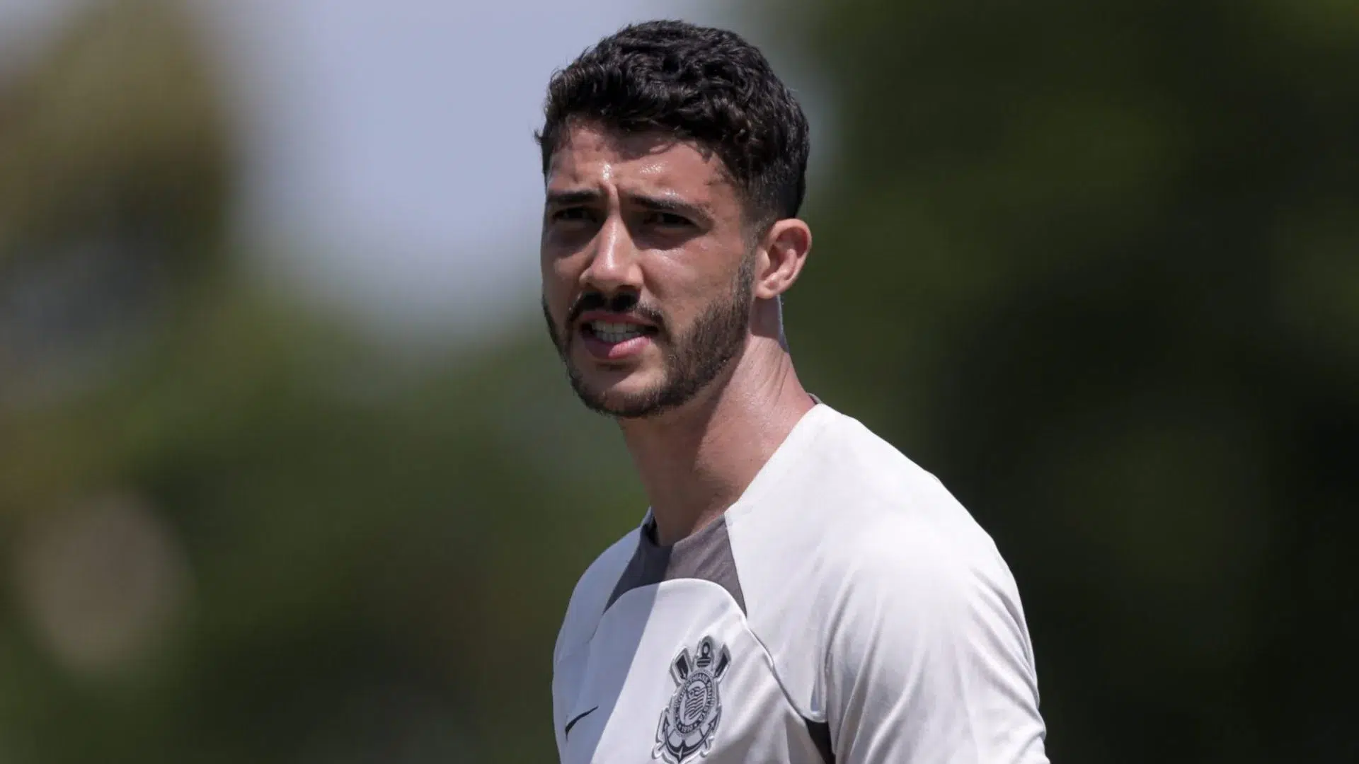 Corinthians estima prazo para ter retorno de Gustavo Henrique
