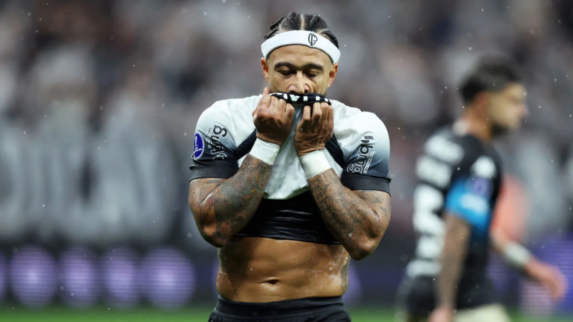 Corinthians paga dívida de Memphis e torcida ironiza na web
