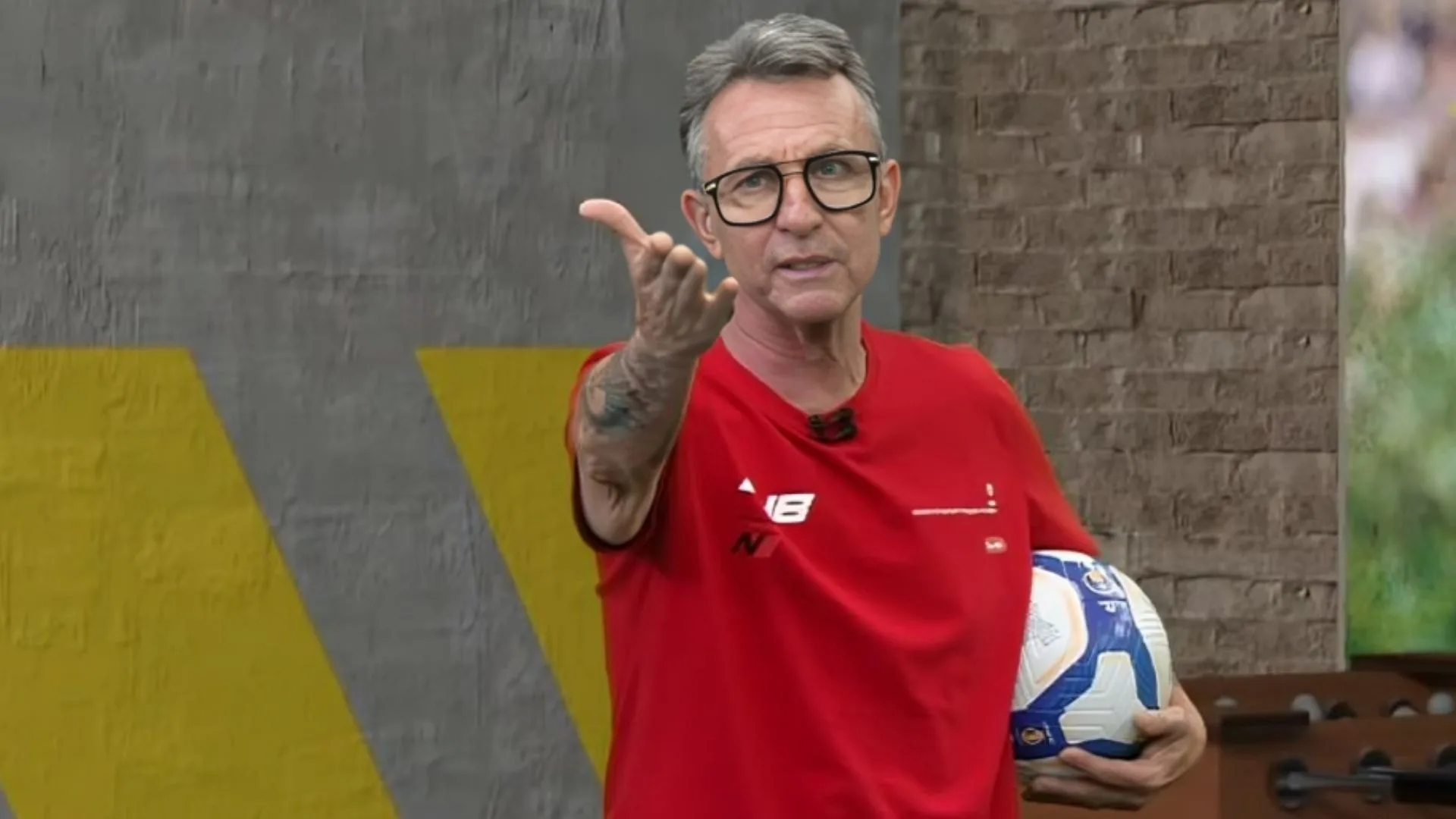 Corinthians tem interesse no lateral David Pastor e Craque Neto reage