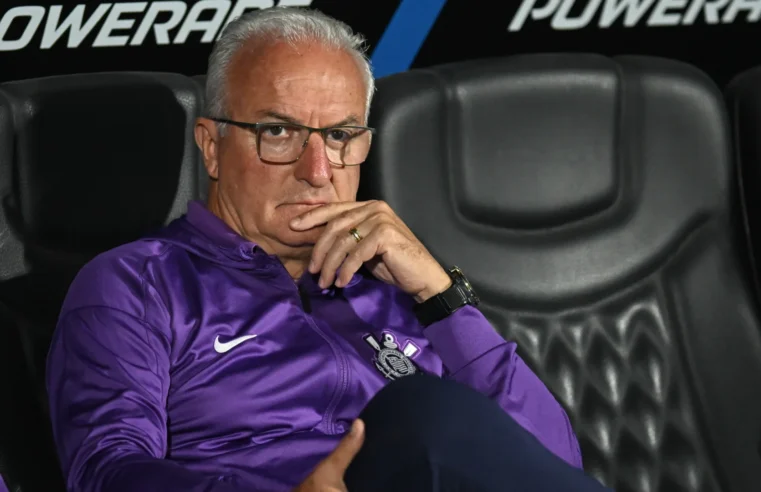 Dorival explica folgas para Depay, Carrillo e Martínez