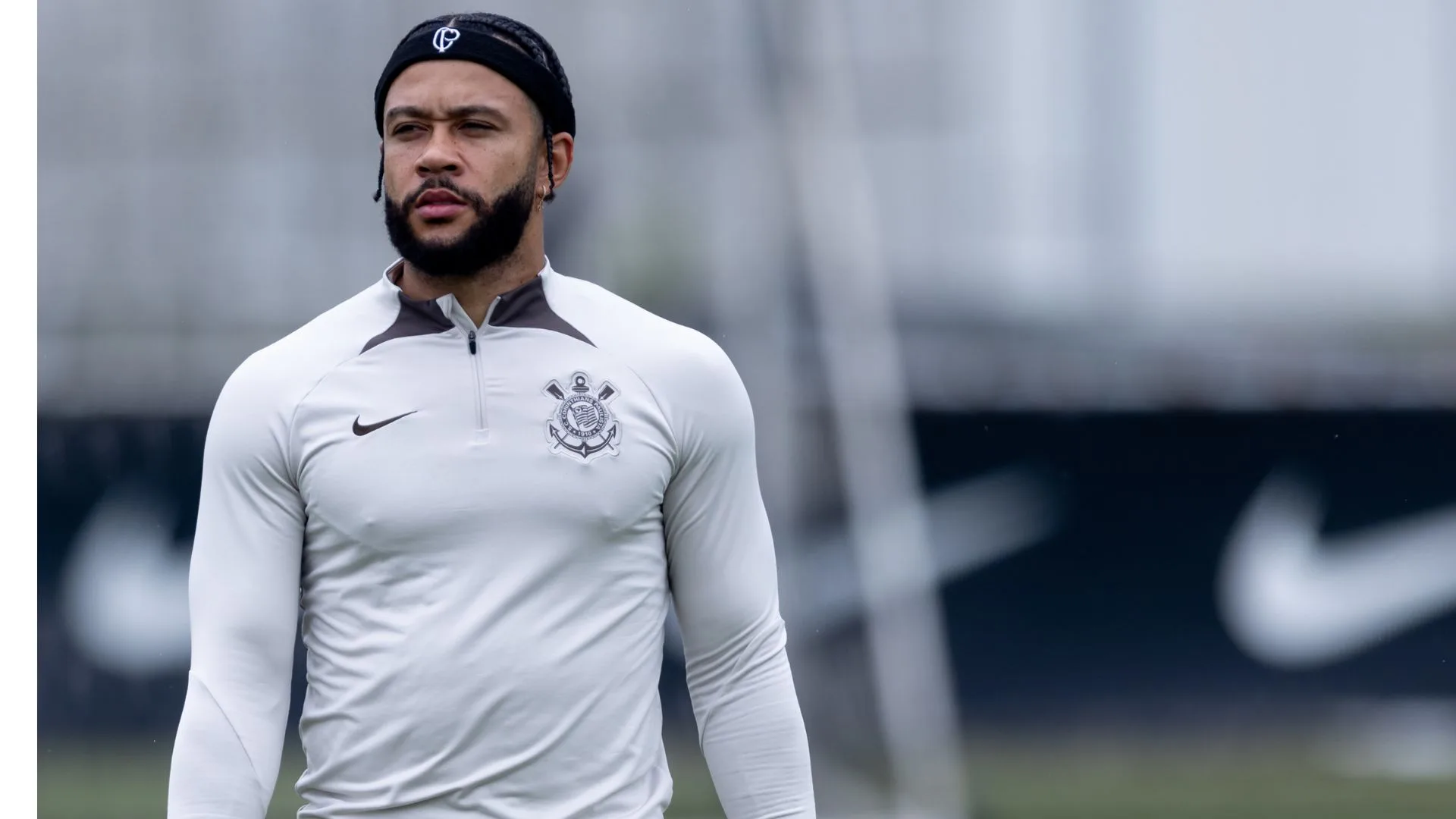 Quesada cita possível clima ruim no vestiário do Corinthians com Memphis Depay