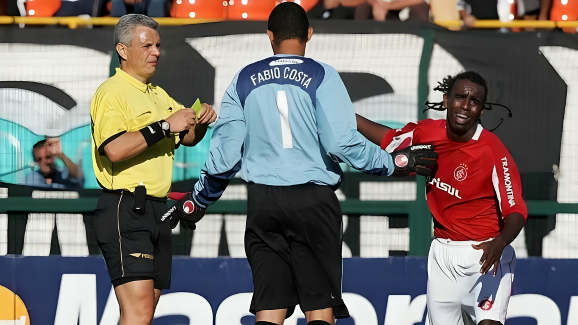 Setoristas de Corinthians e Internacional divergem sobre arbitragem