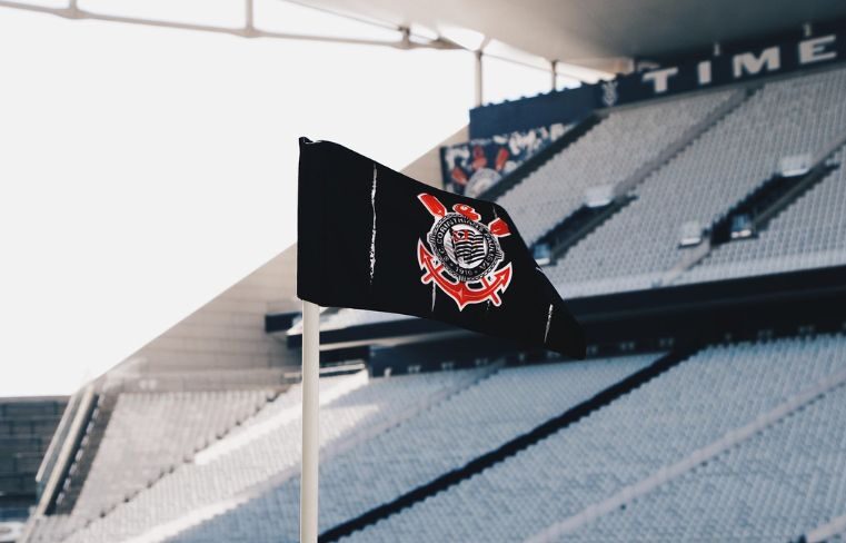 Torcedores do Corinthians fazem protesto por reforma de estatuto