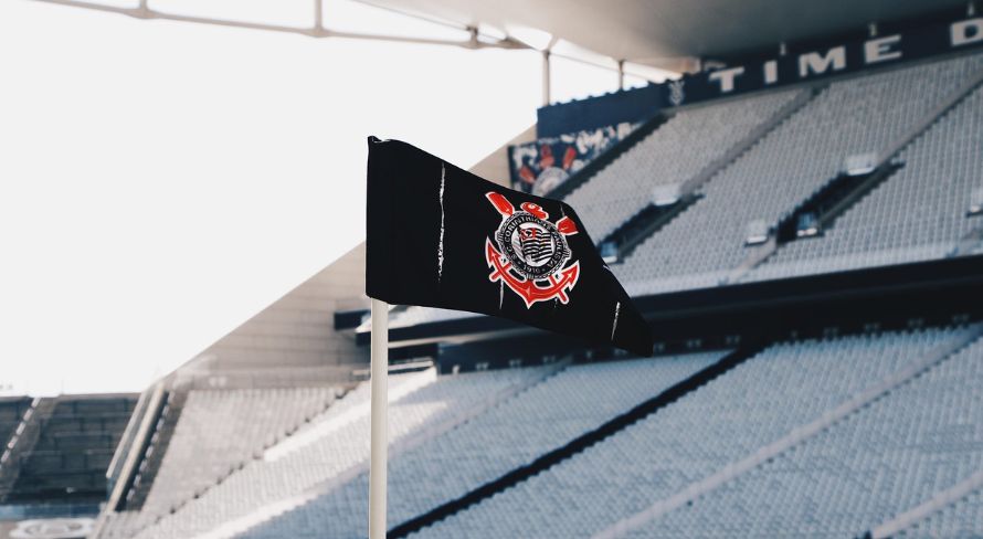 Torcedores do Corinthians fazem protesto por reforma de estatuto