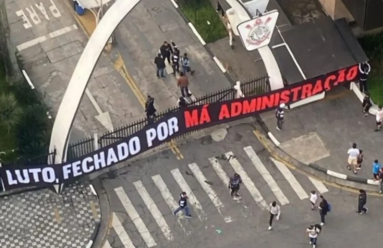Torcedores do Corinthians invadem o Parque São Jorge