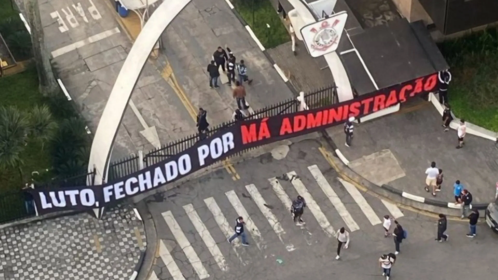 Torcedores do Corinthians invadem o Parque São Jorge