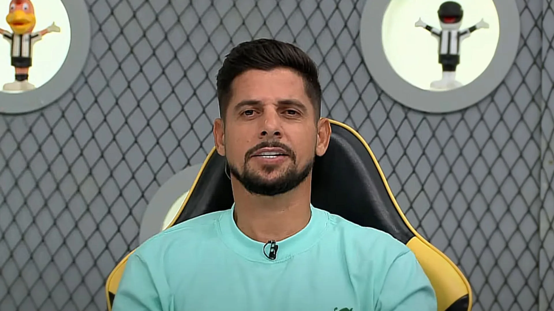 Cicinho chama Depay de mercenário e cobra atitude do Corinthians